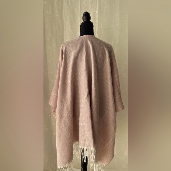 ✨Gentle Fawn cream and pink shawl in good/fair condition. ✨ - Picture 6 of 7